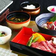 一日限定20食！滋賀県と言えば…近江牛！！
ランチタイムに贅沢に近江牛をご堪能いただけます。目の前でジュージューと焼きながら、好みの焼き加減でお召し上がりください。
※こちらは3月12日からとなります。