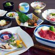 季節の素材をあしらった小鉢や前菜など、華やかな料理から始まり、滋賀を代表する「近江牛」も付いた上質な懐石。少しずつ美味しいものを楽しみたい方に好評です。
※写真はイメージです
