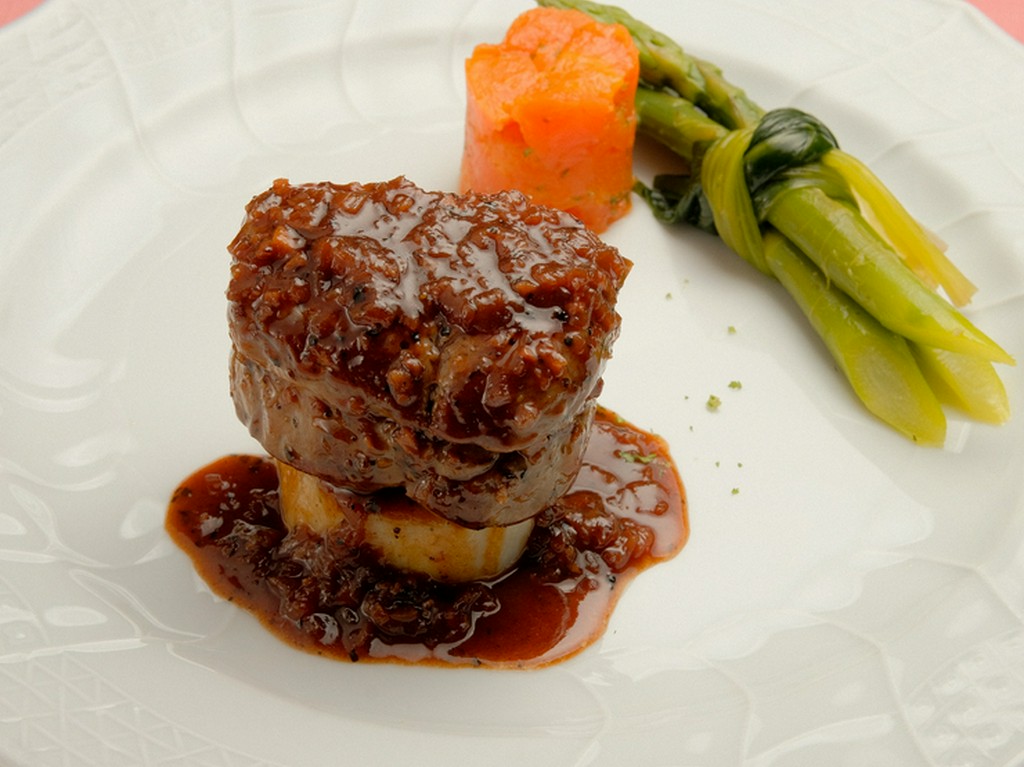 柔らかいお肉を旬のフルーツを使ったソースが引き立てる『仔牛フィレステーキ　ラ・フランスのソース』