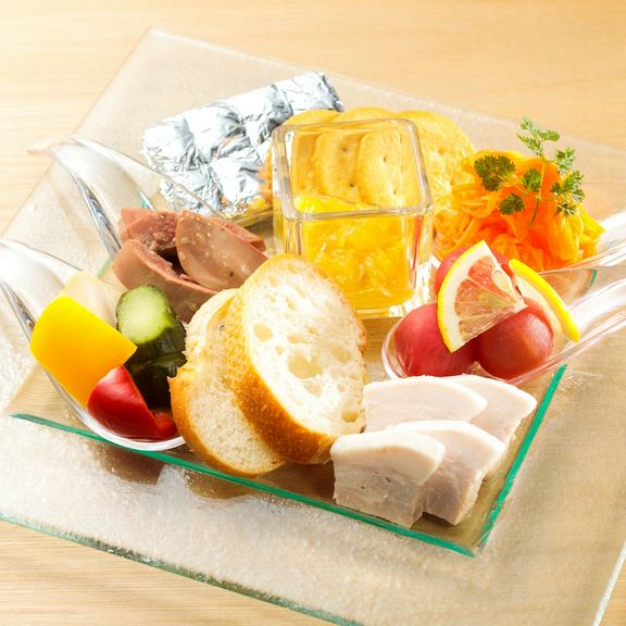 やわらかい雰囲気の店内でおくつろぎください