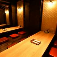 テーブル席をまとめることで団体でも利用できます。忘新年会や歓送迎会など、多くの人が集まる際に使い勝手の良いお店です。特別なイベントを計画している方も、気軽に相談を。