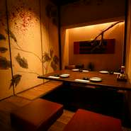 落ち着いた和テイストの掘りごたつ完全個室は、特別なひとときを求める方にぴったりです。ロフトタイプの個室やカップル向けの個室も揃っており、シーンに合わせて選べます。