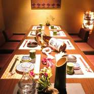 温もりあふれる個室はプライバシーが確保されるため、落ち着いて大切な話ができます。また、厳選された和牛や新鮮な海の幸を使用した料理はどれもおいしく、ゲストをもてなすには申し分ありません。