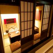 和の装飾が施された掘りごたつ席、居心地の良いカップルシートのソファー席が用意されています。特に、カップルシートは1日2室限定なので、予約が必須。二人の絆を深められる特別な席として支持されています。