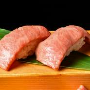 5時間かけてじっくり低温調理した和牛や牛タンを使用しており、しっとりとした食感が特徴です。特にオリジナルの赤酢を使った酢めしは、肉の甘みと相性抜群。階段盛りや、コースで提供されます。