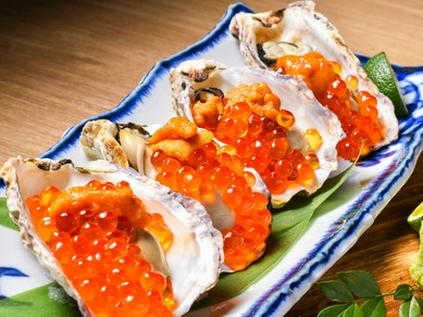 広島産の大粒牡蠣にイクラとウニをたっぷり乗せて、海の恵みを堪能『痛風牡蠣』