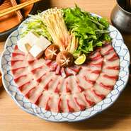 この冬限定の特別なコースメニューです。脂が乗った新鮮な鰤を、自家製の特製つゆで楽しみます。特製つゆは黄金色に輝き、濃厚なだしが鰤の旨みを引き立て、とろけるような食感が広がります。
