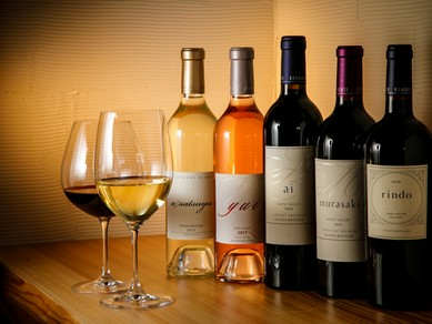 飲み口も産地もさまざま。多彩なワインをラインナップ				