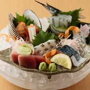 通年通して提供している『お造り』は、お店でも特に人気のあるメニュー。日本酒と共に楽しんでほしいと料理人は語ります。良質な魚は獲れたその日に絞めて出荷、翌日には店舗に並ぶという鮮度の良さが自慢です。