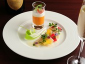 大地と海の恵みを楽しむひと皿『ペッシェ　クルード　自社菜園野菜添え』