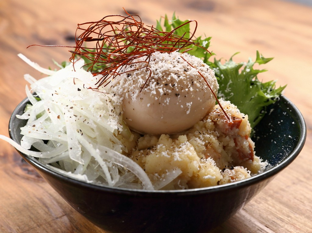 見た目のインパクトが楽しい『爆弾ポテトサラダ』