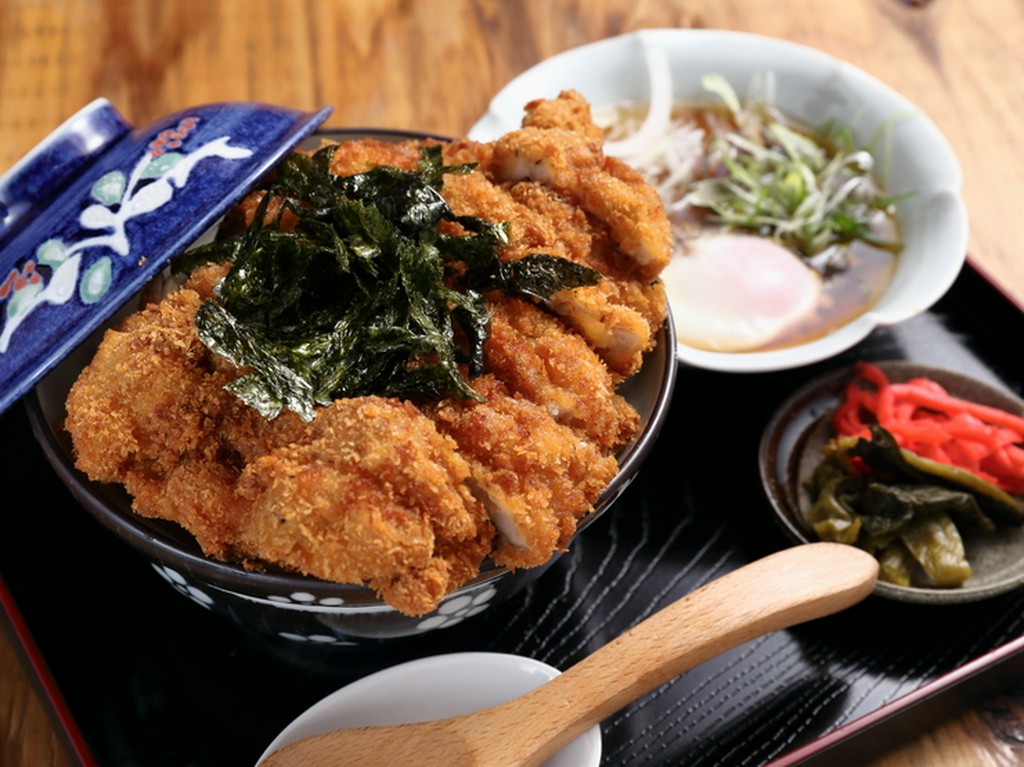 だしと玉ねぎからつくるタレがベストマッチ『とりかつ丼』