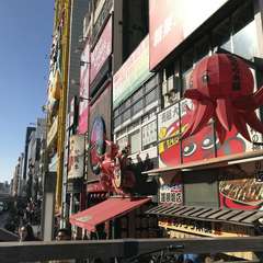 食べ歩きデートにもピッタリ。店外スペースで街並みを眺めても