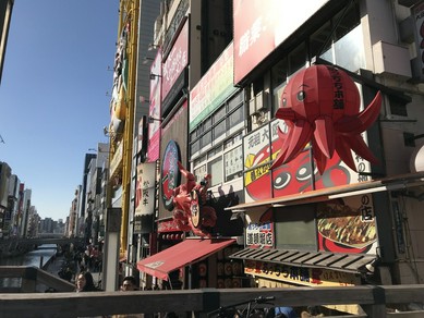 食べ歩きデートにもピッタリ。店外スペースで街並みを眺めても