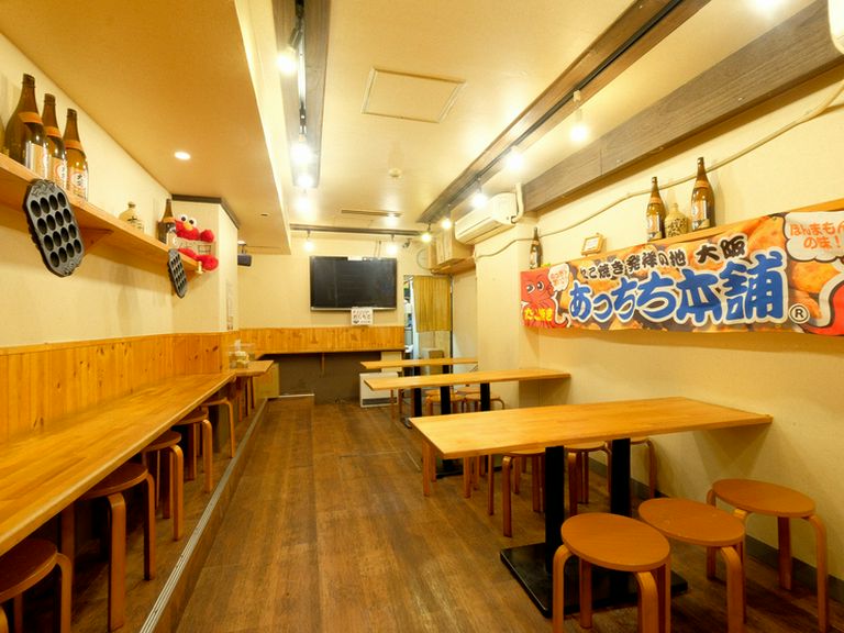 賑やかで温かみのある雰囲気の中、羽を伸ばして楽しくくつろぐ