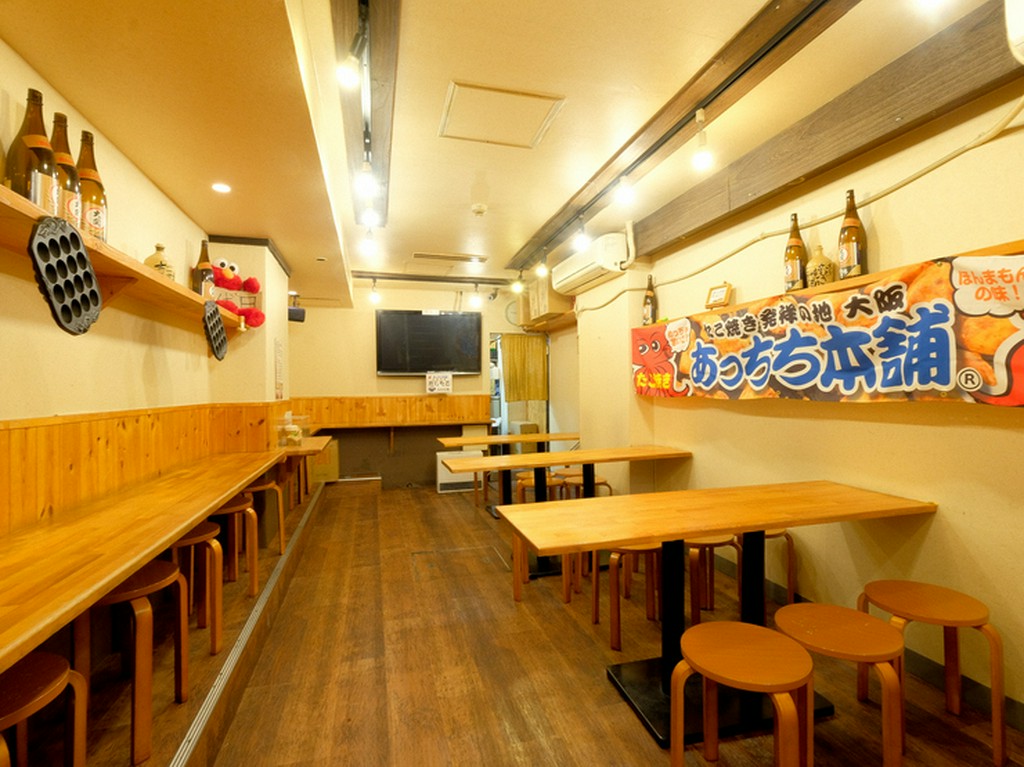 賑やかで温かみのある雰囲気の中、羽を伸ばして楽しくくつろぐ