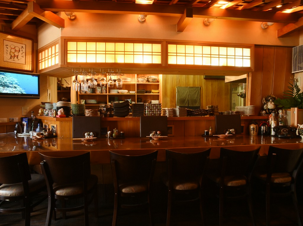 落ち着いてくつろげるカウンター席があり、一人飲みにぴったり