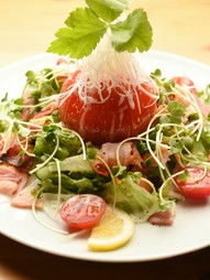 お酒に合う大人の味『丸ごとトマトとカリカリベーコンのサラダ』