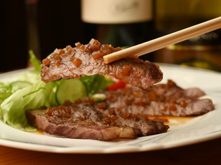 肉も旨い! 紀州備長炭で香ばしく焼く『和牛ミニステーキ』