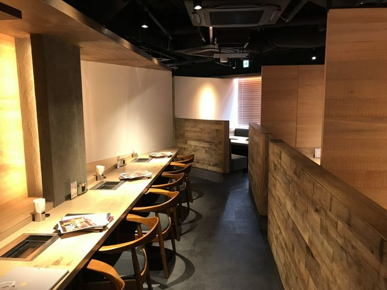 スタイリッシュかつモダンな空間で、上質な食のひと時を満喫