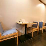 2人掛けのテーブルが2つあり、カップルなどに人気。白壁で落ち着いた店内なので雰囲気を壊しません。