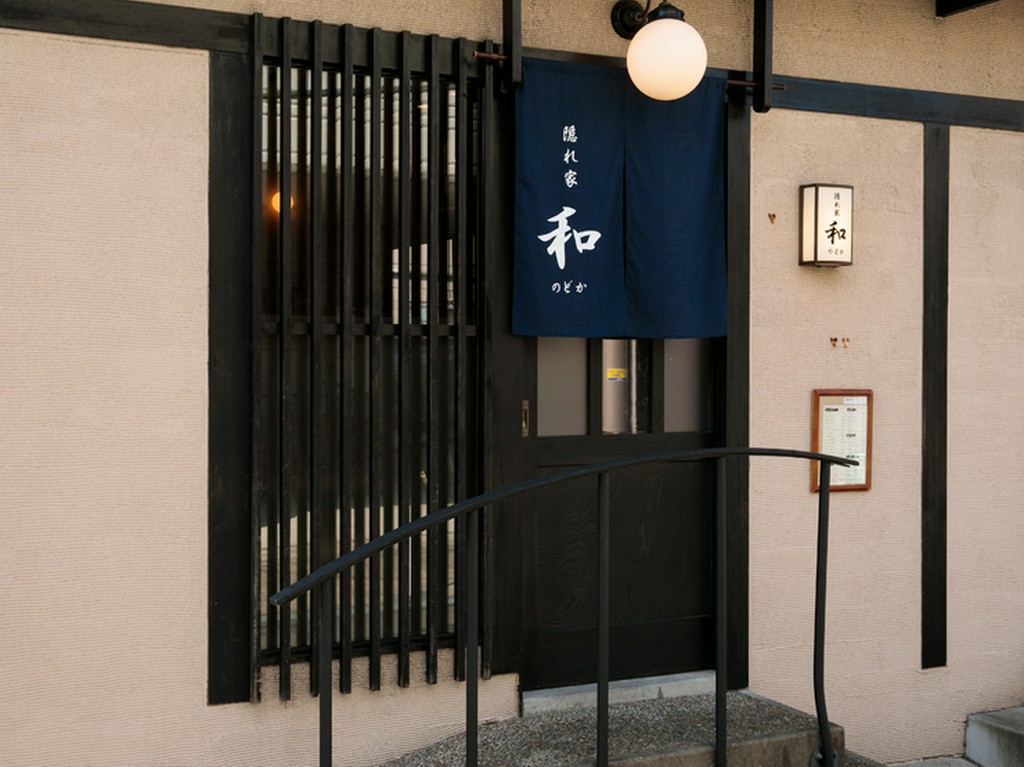 その名の通り隠れ家的に、ゆったりと食事を楽しめる一軒