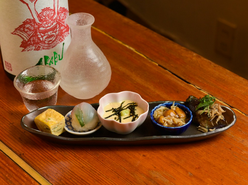 『お通しの前菜』からこの豪華な内容。器・盛り付けも見事です