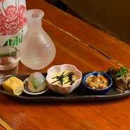 左から『玉子焼き』『手まり寿司』『冷製の茶碗蒸し』『なめたけ』『茄子のきんぴら』。大皿から取り分けたり、仕込んであるものなどで仕立てられますが、『お通し』からしてこのレベル。ちょっと感動モノです。