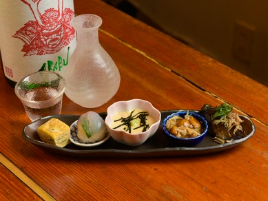 『お通しの前菜』からこの豪華な内容。器・盛り付けも見事です