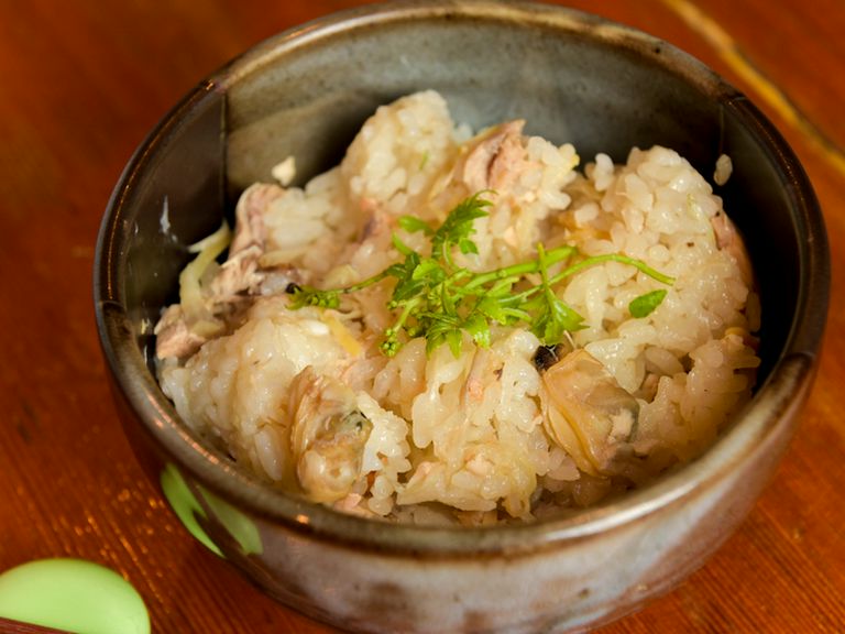 『季節の炊き込みごはん』。この季節はあさりと新生姜