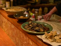 【前菜坊】の名のとおり、カウンターに並んだ大皿が食欲をそそる『日替りのおばんざい』