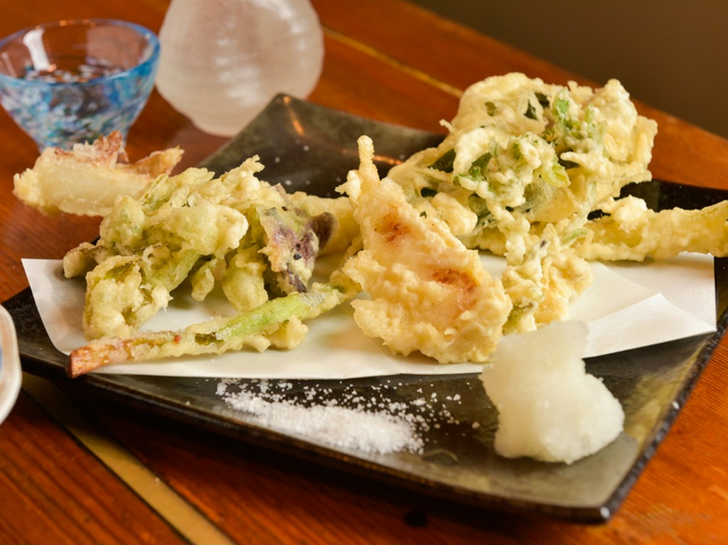 味なサプライズ！旬の素材になにかしら一手間加える工夫が楽しい『山菜の天ぷら』