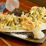 普通の天ぷらの盛り合わせかと思えば、さにあらず。旬の山菜の代表格、『ふきのとうの天ぷら』の蕾の部分で『海老真丈』を花びらの部分でくるんで揚げるという手の込みようです。