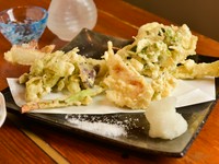 味なサプライズ！旬の素材になにかしら一手間加える工夫が楽しい『山菜の天ぷら』