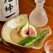 家庭でも食べる機会の少ないいちじく。その新鮮なつぶつぶの食感ととろけるような甘みにアスパラを合わせ、それに胡麻味噌を加えるという大胆な取り合わせ。純米酒『播州一献』の冷に合う、とは店主のオススメ。