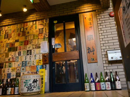 お店は2階。壁にたくさん貼られたお酒のラベルが目印です