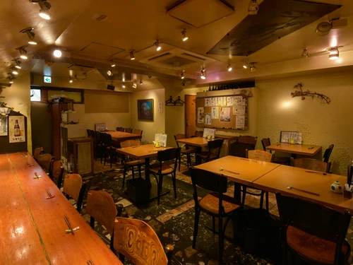 20数名収容の店内は、席の間隔もゆったり