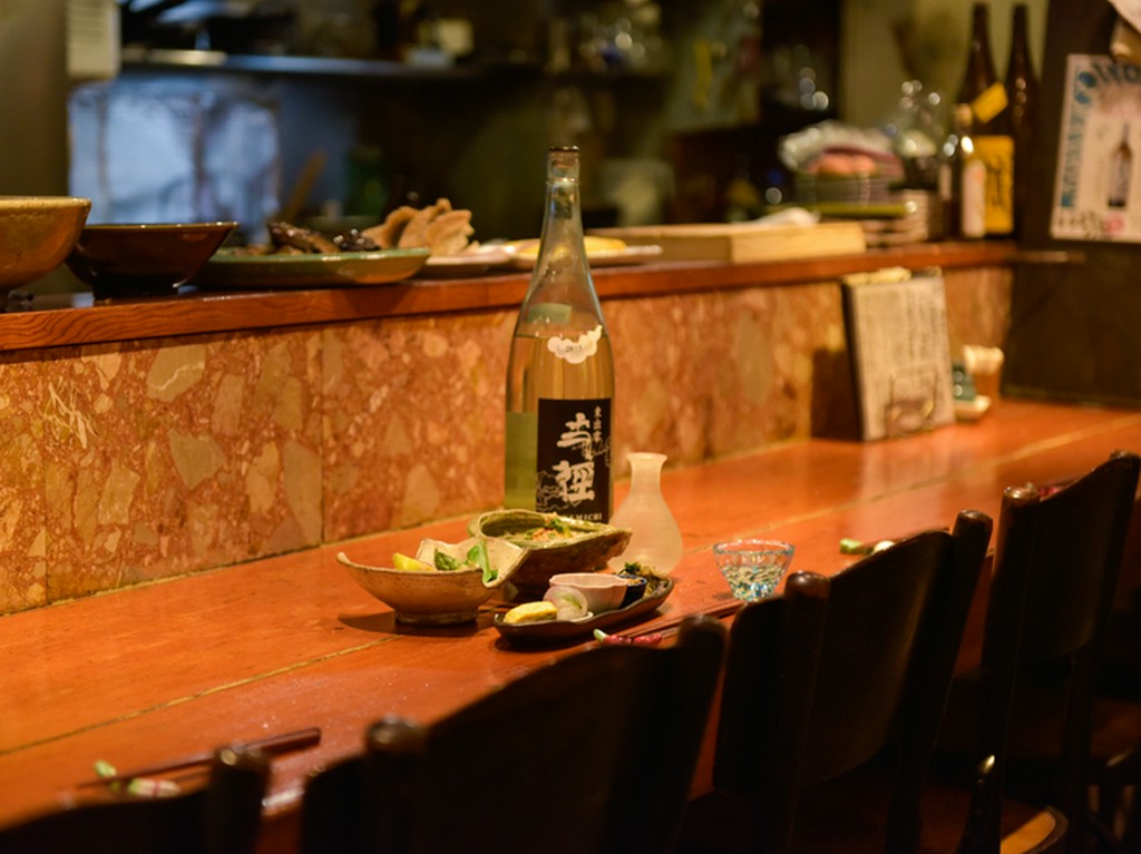 お一人・お二人様はカウンター席で店主と酒談義なども