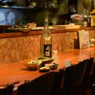 10席ほどのカウンター席はオススメ。酒蔵と交流も深い店主に説明を聞けば、よりお酒がおいしくなるかも。