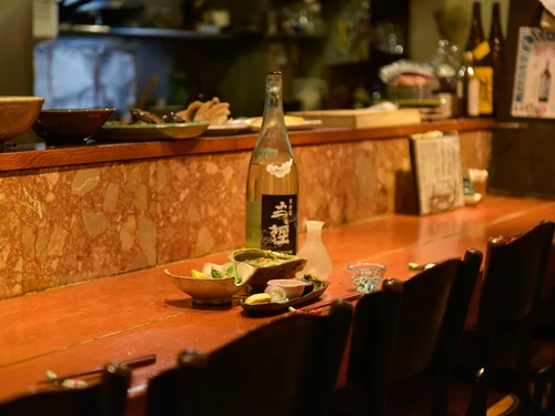 お一人・お二人様はカウンター席で店主と酒談義なども