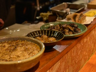 毎日変わる『おばんざい』の大皿料理は創作料理探求の最前線