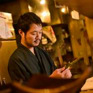 先代から30年以上、和食の創作料理のメニューが頻繁に変わる伝統はそのまま。地方の小さな酒蔵の日本酒に深く関わるようになり、よりいっそうお酒に合わせて変わる多彩なメニューで来店客を飽きさせません。
