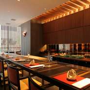 モダンかつ重厚感のある店内は、デートにもぴったり。昼は明るくも落ち着いた雰囲気、夜はムーディーな空間に変化します。