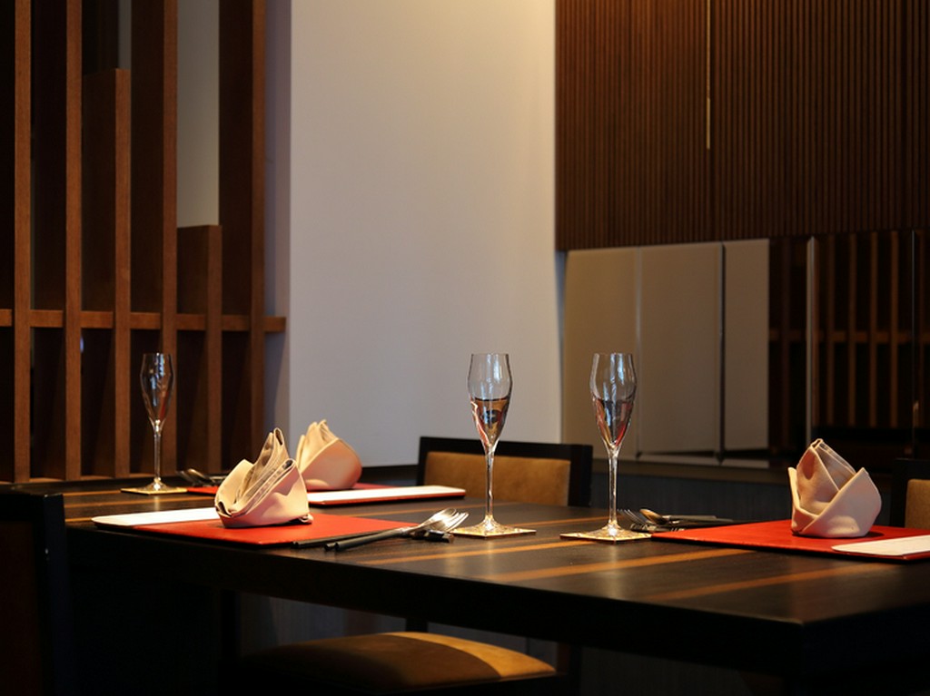 大人数の会食には、テーブル席も用意