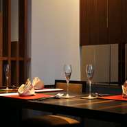 カウンター席がメインですが、人数が多い場合はテーブル席も利用可能。大人数での会食にもつかえるお店です。