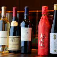 ワイン、紹興酒のほか、お酒を飲めない人もドリンクを楽しめるよう、ロイヤルブルーティーも用意。四季の食材に合わせて、定期的に入れ替えています。ワインは、希少なケンゾーエステイトのラインナップが豊富です。