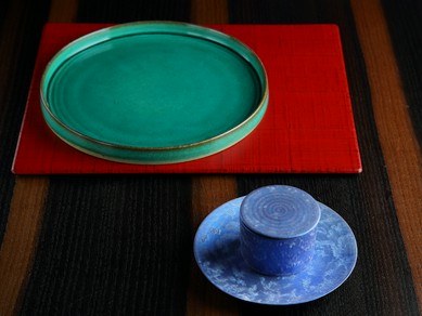 互いを引き立てあう、ランチョンと器