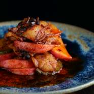 「十勝ロイヤル マンガリッツァ豚」の皮付きバラ肉をつかった回鍋肉。皮のもちもちとした食感と、ふわっとまろやかな甘味、噛むとじんわり出てくる脂など、マンガリッツァ豚のおいしさをとことん味わえる一品。