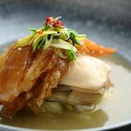 大粒の牡蠣に、たっぷりのフカヒレがのった贅沢な一皿。塩味の毛湯（マオタン）ベースのスープがしみたフカヒレに、クリーミーな牡蠣の旨味がよくあう。上にのった漢源（カンゲン）という山椒が鮮烈なアクセント。