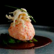 刺身で食べられるほど新鮮な車海老を、締めてすぐ肉団子にしている。熱々ではなく半生に仕上げてあるので、割ると中に射込んだエシレバターがゆっくりと溶け出す。酸味のあるソースが、後味をさっぱりとまとめる。